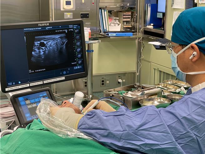 耳鼻喉部医师张展榕指出，头颈肿瘤消融术相较传统手术有多项优势。（院方提供／李京升台中传真）