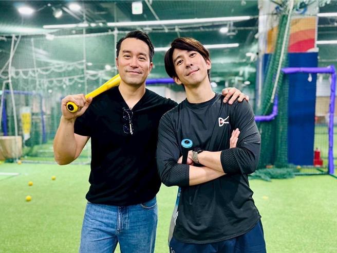 張孝全接受好友修杰楷訪問，一起打棒球。（《修TIME》提供）