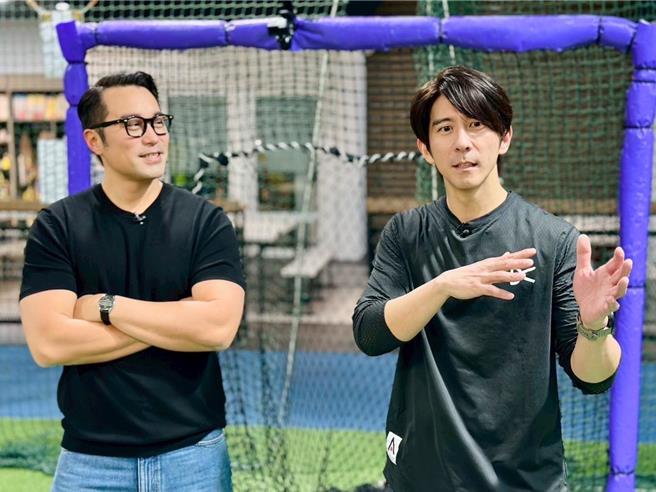 張孝全接受好友修杰楷訪問，一起打棒球。（《修TIME》提供）