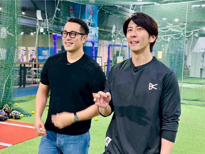 張孝全接受好友修杰楷訪問，一起打棒球。（《修TIME》提供）