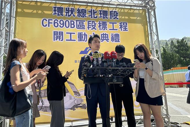 针对罢免立委李坤城领衔人宋建梁手比纳粹敬礼手势、身穿纳粹图案的服装，台北市长蒋万安16日也予以谴责，表示不管是纳粹或者是之前戒严的贴文，都是严厉谴责这样子不当言行。（丁上程摄）