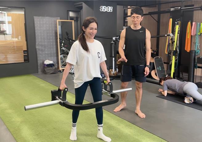 ELVA今在社群曝光她復健進度，向粉絲報平安。（翻攝IG）