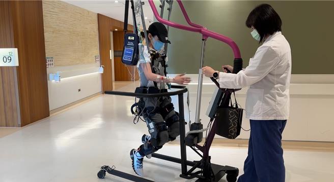 ELVA今在社群曝光她復健進度，向粉絲報平安。（翻攝IG）