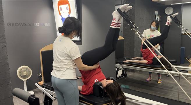 ELVA今在社群曝光她復健進度，向粉絲報平安。（翻攝IG）