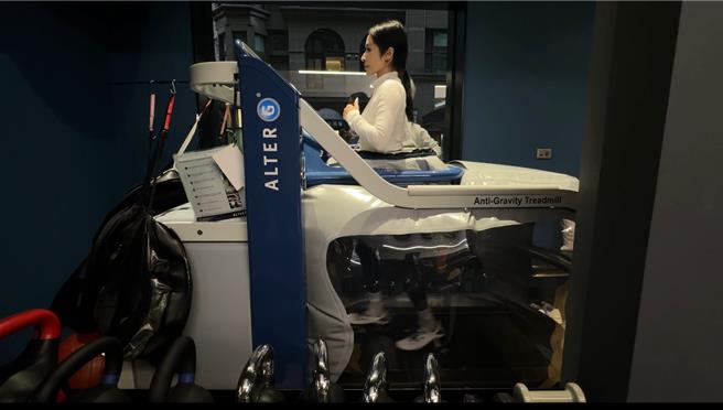 ELVA今在社群曝光她復健進度，向粉絲報平安。（翻攝IG）