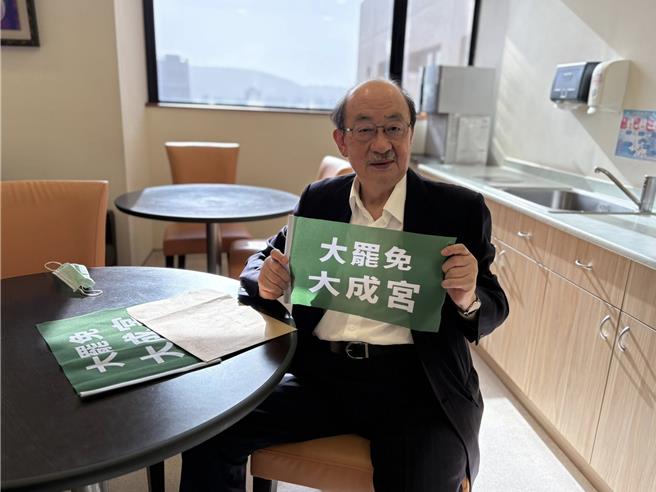 民进党团总召柯建铭今凌晨透露自己到高雄探望陈菊，但未见到陈菊，他也不忘提及大罢免，透露小学五年级就立志打倒国民党。