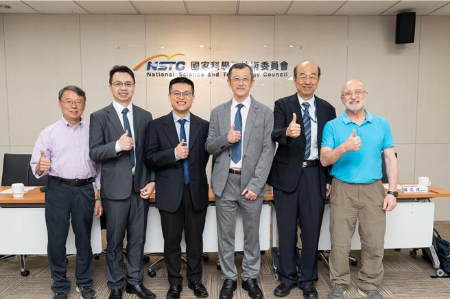 左起為中研院分生所孫以瀚兼任研究員、台北醫學大學神經外科林建和主治醫師、中研院生醫所李政翰資深協同研究學者、中研院生醫所陳志成特聘研究員、生科處楊台鴻處長、英國亞伯丁大學Dr. Guy Bewick。（圖／國科會）