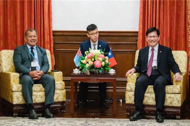 外交部長林佳龍（右）於台北賓館會晤吐瓦魯國副總理倪樂索尼（左）(外交部提供)