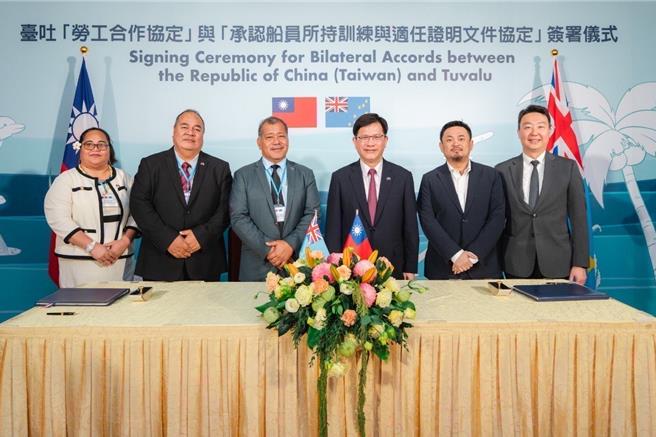 外交部長林佳龍（右三）、勞動部長洪申翰（右二）、交通部長陳世凱（右一）與吐瓦魯國副總理倪樂索尼（左三）、外交、勞動及貿易部長帕納巴（左二）及吐瓦魯國駐台大使法莉莉（左一）於簽署儀式後合影。(外交部提供)
