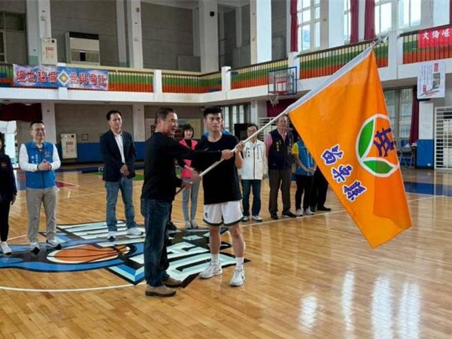 113学年度JHBL国中甲组篮球联赛总决赛，将于16日在苗栗市巨蛋体育馆开打，大伦国中篮球队打入决赛，苗栗县长锺东锦等日前专程赴大伦国中授旗，并颁赠加菜金。（苗栗县政府提供／谢明俊苗栗传真）