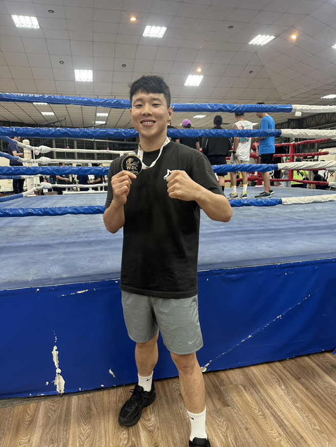 信义房屋逢甲上安店经理周子凡汲取拳击运动和房仲工作间的共同点：不断学习、耐心累积、冷静应对，让自己成长、更带领团队走向共好。(图/信义房屋 提供)