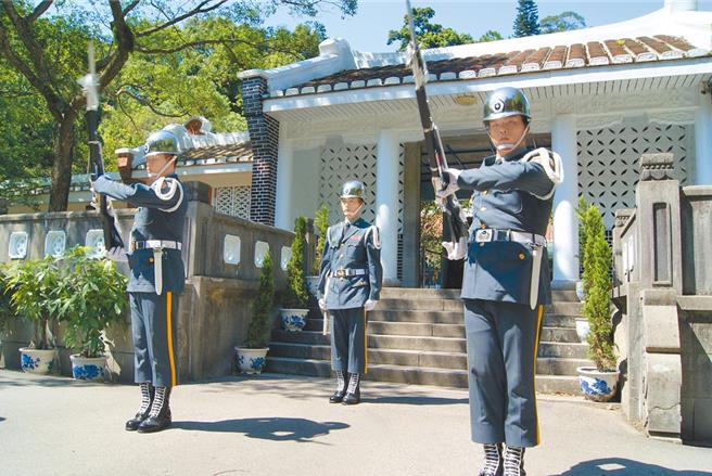 慈湖、头寮两蒋陵寝由三军仪队驻守。（本报资料照片）