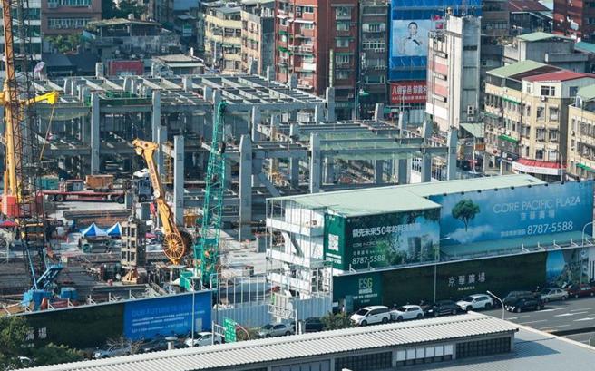 京华城改建案涉及20％容积奖励争议，北市府16日表示，鼎越开发已于9日挂件申请变更设计，取消20％容奖申请，接下来会办理都市设计审议，若通过审定再送建管处办理建照变更。（本报资料照片）