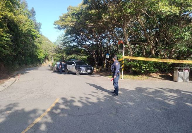 北投硫磺谷树林间悬浮一具男尸。 (戴志扬翻摄)