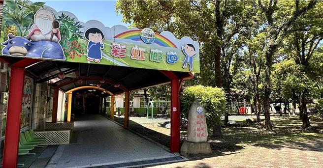 位于高雄市六龟区的新威国小，去年新生报到挂零，令人忧心，但今年新生人数增加至4人，成为偏乡小校逆势前行的典范。（林雅惠摄）