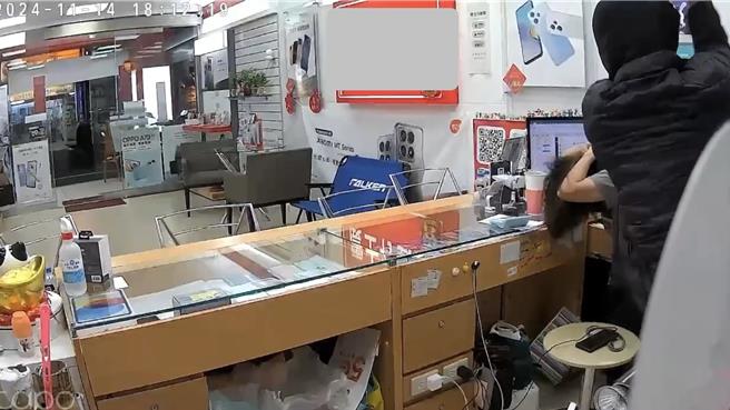 桃园市35岁王姓男子与廖姓妻子结婚8年育有1子，2024年6月和廖女离婚，怀疑廖女出轨才离婚，找来黑帮下手，短短2个月内制造假车祸、强盗等3度买凶杀人。所幸廖女没被杀死，警方也循线逮到幕后的王男，桃园地检署依杀人未遂起诉6人。（家属提供）