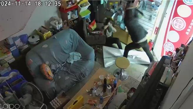 桃园市35岁王姓男子与廖姓妻子结婚8年育有1子，2024年6月和廖女离婚，怀疑廖女出轨才离婚，找来黑帮下手，短短2个月内制造假车祸、强盗等3度买凶杀人。所幸廖女没被杀死，警方也循线逮到幕后的王男，桃园地检署依杀人未遂起诉6人。（家属提供）