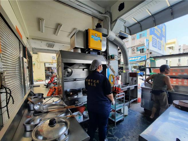 针对日前有民眾在社群平台爆料高雄市小港区一间羊肉店疑似餐点夹带异物，高雄市政府卫生局16日再度派员前往该店进行稽查，虽现场未发现爆料所指的异物，但查出多项卫生缺失，已责令业者限期改善，否则将依法开罚。（高雄市卫生局提供／林雅惠高雄传真）