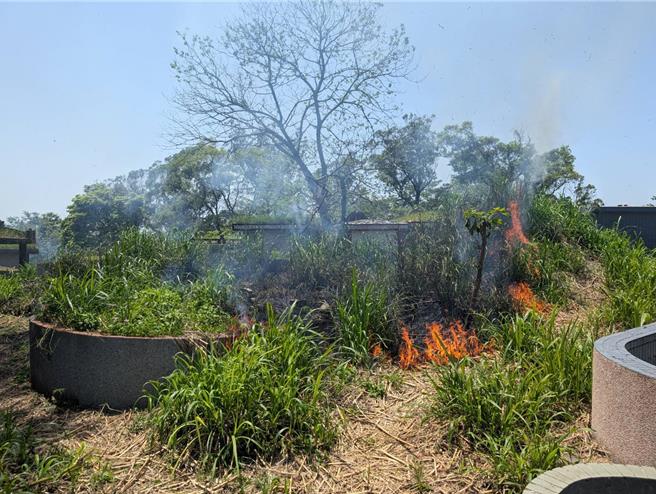 桃园市大溪区復兴路一段168号美华第二公墓，16日上午12时许约70岁许男独自扫墓祭祖，因不明原因遭烧死。（翻摄照片）