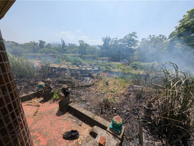 桃园市大溪区復兴路一段168号美华第二公墓，16日上午12时许约70岁许男独自扫墓祭祖，因不明原因遭烧死。（翻摄照片）