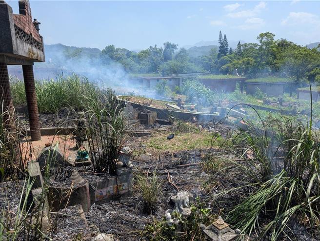 桃园市大溪区復兴路一段168号美华第二公墓，16日上午12时许约70岁许男独自扫墓祭祖，因不明原因遭烧死。（翻摄照片）