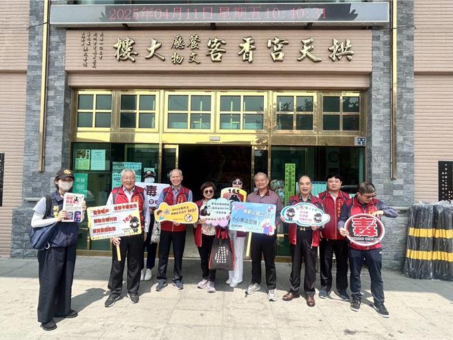 通霄警分局与香火鼎盛、信眾眾多的白沙屯拱天宫合作，选择在进香期间进行宣导，并在拱天宫及其友宫的活动中发放反诈骗宣导资料，期望透过宗教团体的影响力，将防诈资讯深入社区协同防堵诈骗犯罪。（读者提供／吕丽甄苗栗传真）