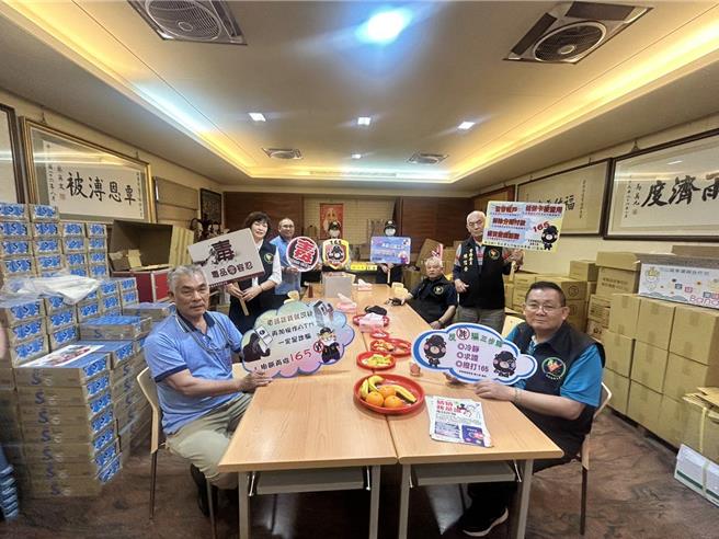 通霄警分局与香火鼎盛、信眾眾多的白沙屯拱天宫合作，选择在进香期间进行宣导，并在拱天宫及其友宫的活动中发放反诈骗宣导资料，期望透过宗教团体的影响力，将防诈资讯深入社区协同防堵诈骗犯罪。（读者提供／吕丽甄苗栗传真）