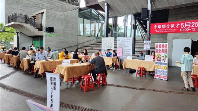 为协助宜兰县中高龄及青年民眾就业，县政府劳工处将于19日上午10时至12时30分在罗东文化工场举办青银联合徵才活动。（宜兰县政府提供／吴佩蓉宜兰传真）