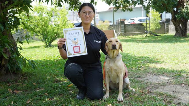 台中警犬队训练官萧至汎与警犬 UHOO。（宝智华摄）