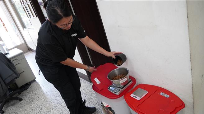 UHOO每天２餐，每餐半小盆饲料，讲究营养均衡。（宝智华摄）