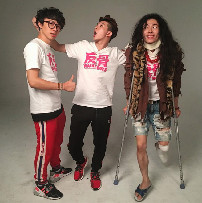 瑋哥(圖右)曾是網紅團體「反骨男孩」成員。（翻攝孫生臉書）