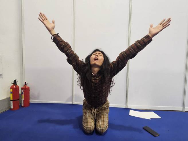 瑋哥為「反骨男孩」大跳「懺悔舞」。（記者游定剛拍攝）