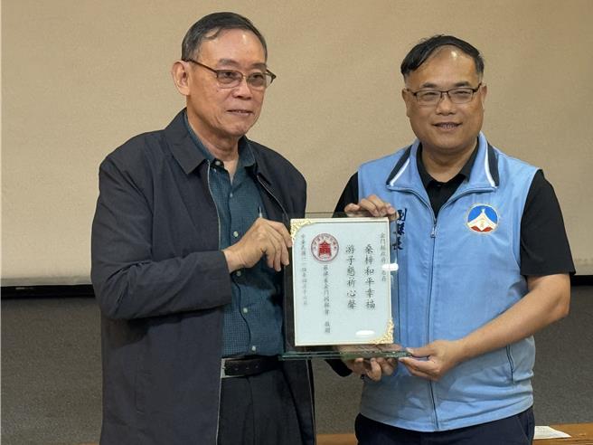 菲律宾金门同乡会理事长张汉威（左）代表侨亲致赠县府「桑梓和平幸福 游子垦祈心声」牌匾，期盼两岸和平发展、金门永为幸福之岛。（于家麒摄）