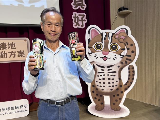 中寮乡农友林心旺的农地5度拍到石虎，获「石虎乐居奖」，还废物利用绘制石虎念品分送给伙伴。（杨静茹摄）