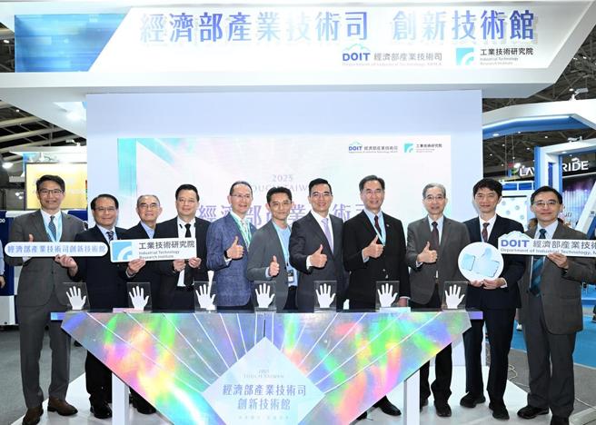 經濟部產業技術司於2025 Touch Taiwan籌組創新技術館，攜手友達、群創、達運、聯策、誠霸、永光等多家企業，展出共27項研發成果。圖／工研院提供