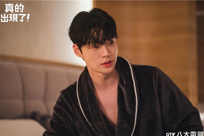 安宰贤在剧中饰演不婚主义的妇产科医生。（八大提供）