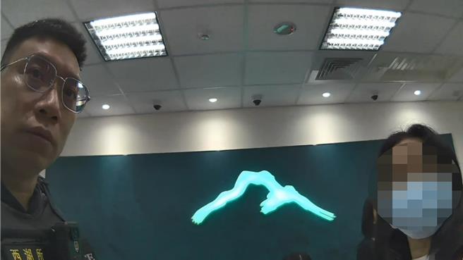 警员成功劝阻女子提领款项。（翻摄照片／林郁平台北传真）