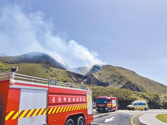 台北市阳明山国家公园七星山步道14日上午发生山林火灾，火势伴随风势扩大延烧，粗估燃烧面积约32公顷。（民眾提供／李文正台北传真）
