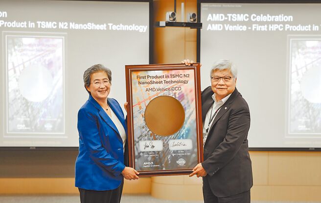 AMD新一代EPYC處理器Venice為業界首款完成投片並採用台積電2奈米，台積電總裁魏哲家（右）致贈晶圓樣品予AMD董事長暨執行長蘇姿丰（左）。圖／AMD官網