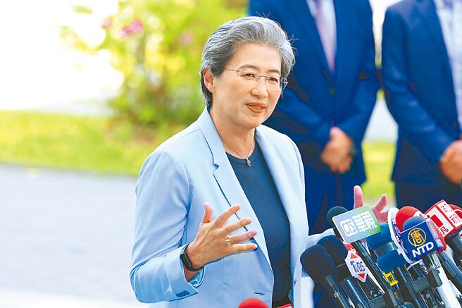 超微（AMD）15日宣布，代號「Venice」的新一代EPYC伺服器處理器已率先完成投片，成為業界首款採用台積電2奈米製程的高效能運算（HPC）晶片、預計明年問市。圖／杜宜諳