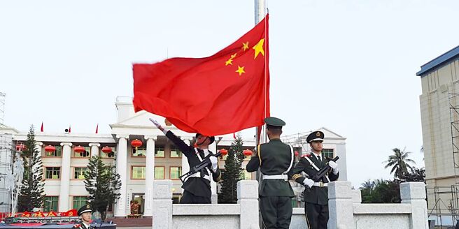 美国对所有中国产品加徵145％关税后，多家机构纷纷下调中国今年经济增长预测。图／新华社