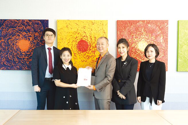 晶英國際行館將改與萬豪集團合作，並改名為「然一酒店」，業主御盟集團創辦人邵永添（中）與萬豪集團代表吳麗雅（左二）簽約。圖／御盟集團提供