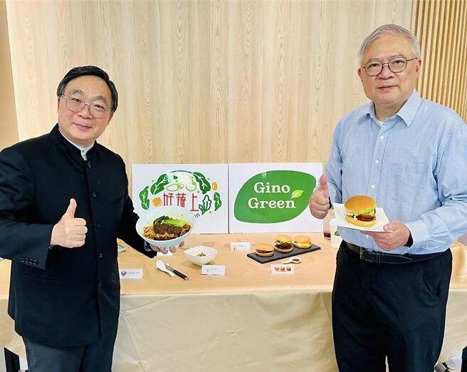 大成集团副总裁韩家寅(左)与新事业开发部副总经理李维溪共同推广蔬食新品牌。图／大成提供