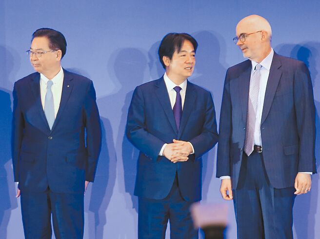 赖清德总统（中）15日出席台湾资安大会，频频与美国在台协会（AIT）处长谷立言（右）交谈，却与国安会秘书长吴钊燮（左）没有互动。（范扬光摄）