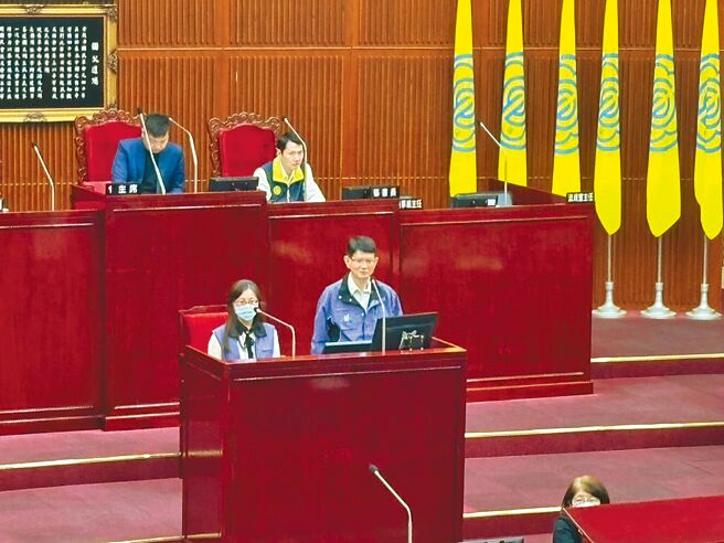 台北市議員顏若芳15日發現，北市衛生局建置「iMAP食藥粧網路地圖」，其中的網路美食外送平台專區錯漏資料多。衛生局長黃建華（前右）、衛生局食品藥物管理科長林冠蓁（前左）表示會全面檢討。（邱芊攝）