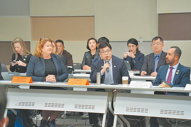 ICLEI全球執委會自4月14日於韓國高陽市揭幕，展開為期3日的執委會及高階議題會議。新北市副市長劉和然（前排中）以觀察員身分受邀與會，並分享新北市面對氣候變遷推動韌性城市經驗。（新北市環保局提供／高鈞麟新北傳真）