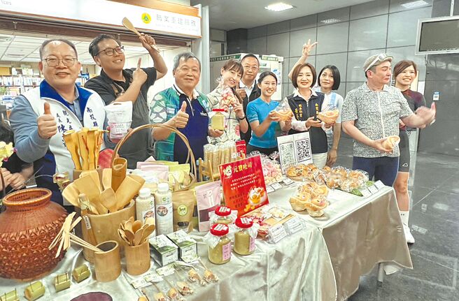 南投县副县长王瑞德（左三）主持「南投旅游百K小镇漫游」记者会，邀民眾骑自行车走访特色小镇，感受最chill的旅行。（杨静茹摄）