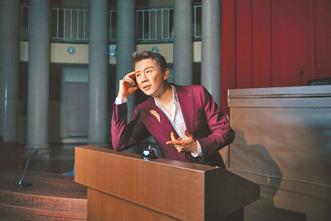 陶喆在〈千言萬語〉MV中，化身感情諮商師。（偉大文化提供）