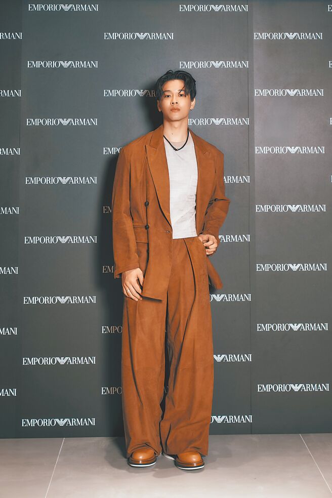 高尔宣穿全台限量的Emporio Armani麂皮西装套装，西装外套10万6800元，长裤8万8800元。（Emporio Armani提供）