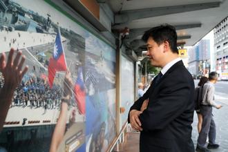 公車站軍事攝影展 刻劃衛國身影